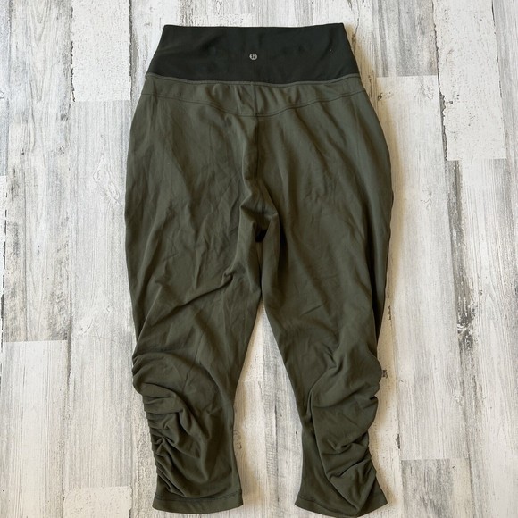 lululemon leggings size 8 Cropped Sunset Salutation Green Animal Print Waist - Picture 5 of 12
